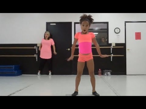 Charlize Glass – We R Who We R (Rehearsal)